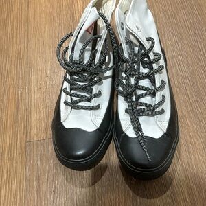 Hunter Canvas sneaker women’s 7.5. Black rubber toe, white canvas not worn. NWOT